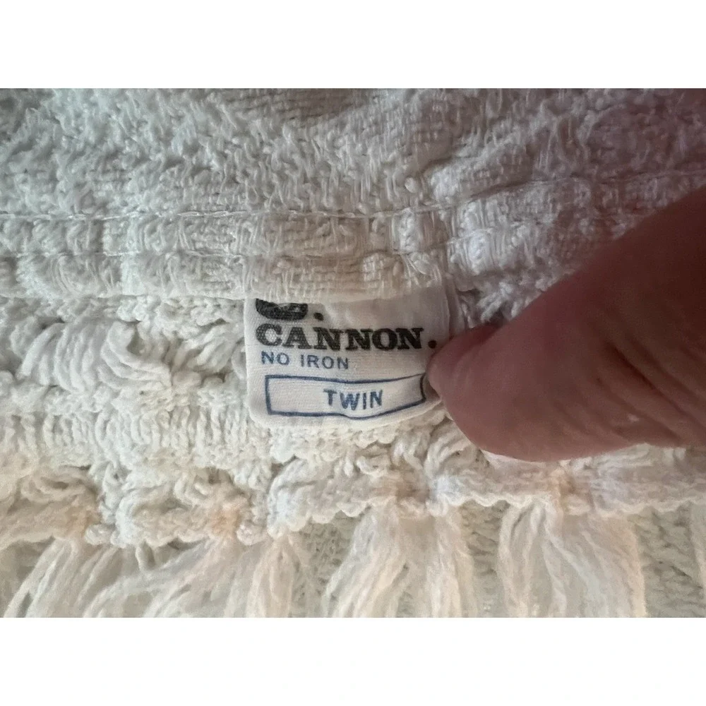 Vintage Cannon Matelasse Bedspread White Medallions Floral Fringe Twin